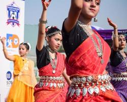 delhi, Indien - december 11 2022 - bharathanatyam indisk klassisk odissi dansare utför på skede. skön indisk flicka dansare i de hållning av indisk dansa. indisk klassisk dansa bharatanatyam foto