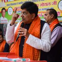 ny delhi, Indien - november 27 2022 - piyush goyal skåp minister och kärna medlem av bharatiya janata fest bjp under en samling i Stöd av bjp kandidat ett huvud av mcd lokal- kropp val 2022 foto