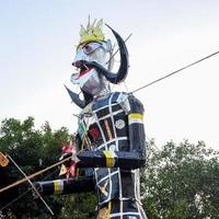 ravnans varelse antänds under dussera festival på ramleela jord i delhi, Indien, stor staty av ravana till skaffa sig brand under de rättvis av dussera till fira de seger av sanning förbi herre rama foto