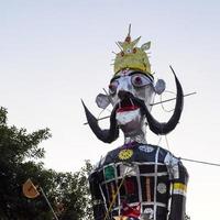 ravnans varelse antänds under dussera festival på ramleela jord i delhi, Indien, stor staty av ravana till skaffa sig brand under de rättvis av dussera till fira de seger av sanning förbi herre rama foto