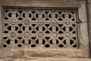 utsmyckat skulpterad fönster av tempel i aihole i karnataka, Indien foto