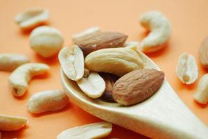 mandel och kasju nötter på trä- sked foto
