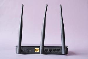 wi-fi-router med kablar på bordet foto
