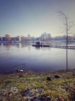 vinter- landskap med frysta sjö och stad i de bakgrund. foto