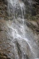 skön vattenfall i de berg. vatten flöden ner från de berg. foto