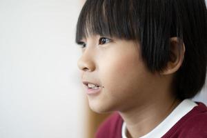 stänga upp porträtt av asiatisk pojke begrepp med kopia Plats och selektiv fokus. foto