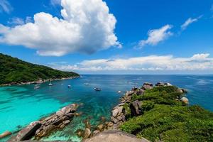 panorama- se av koh.8 similan ö med vit moln och blå himmel och klar vatten. foto