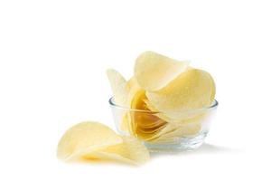 potatis chip i glas skål isolerat på vit bakgrund, fett mat eller skräp mat foto