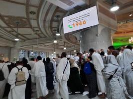 mecka, saudi Arabien, feb 2023 - pilgrimer promenad mellan de kullar av safa och marwah under umrah på de masjid al haram i mecka. foto