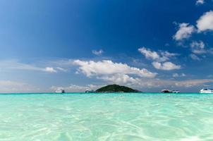 hastighet båt på klar hav med vit molnig och blå himmel på similan ö, phang-nga thailand foto