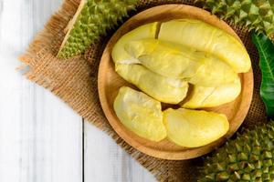 topp se av lång lappar Durian på trä tallrik. sällsynt Durian i thailand foto