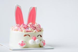 påsk kanin firande kaka på vit bakgrund, hemlagad söt foto