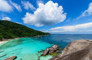 panorama- se av koh.8 similan ö med vit moln och blå himmel, resa på sommar begrepp foto