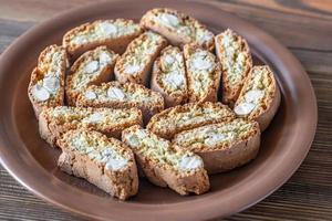 cantuccini småkakor på de tallrik foto