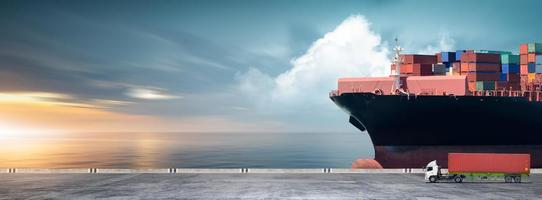 behållare frakt logistik importera exportera transport begrepp, stor fartyg i de hav och behållare lastbil på solnedgång dramatisk himmel bakgrund med kopia Plats, nautisk fartyg och hav frakt frakt foto