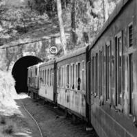 shimla, himachal pradesh, Indien - 14 maj 2022 - leksakståg kalka-shimla rutt, går på järnväg till kullen, leksakståg från kalka till shimla i Indien bland grön naturskog foto