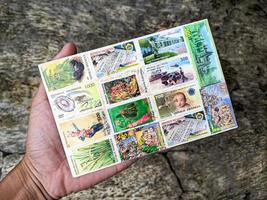 samling av gammal indonesiska porto frimärken. väst java, indonesien - Mars 02, 2023 foto