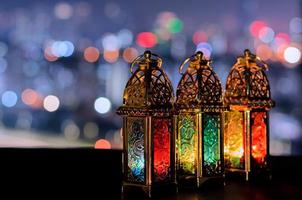 lyktor med natt himmel och stad bokeh ljus bakgrund för de muslim fest av de helig månad av ramadan kareem. foto