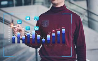 analytiker arbetssätt med företag analys och data förvaltning systemet på Graf göra en Rapportera med kpi och metrik ansluten till databas. företags- strategi för finansiera, operationer, försäljning, marknadsföring foto