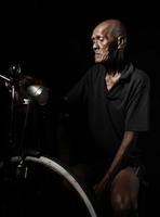 gammal man med hans cykel foto