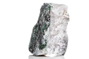 makro mineral sten fuchsite på en vit bakgrund foto