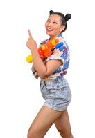porträtt smiley kvinna i songkran festival med vatten pistol foto