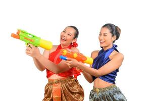 två skön kvinna i songkran festival med vatten pistol foto