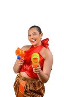 porträtt skön kvinna i songkran festival med vatten pistol foto