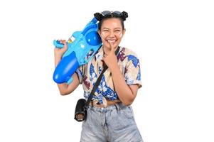 porträtt söt kvinna i songkran festival med vatten pistol foto