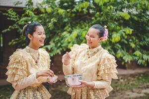 porträtt skön kvinnor i songkran festival med thai traditionell kostym foto