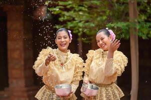 porträtt skön kvinnor i songkran festival med thai traditionell kostym foto