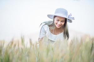kvinna i hatten lycka i naturen foto