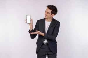porträtt av ung affärsman innehav smartphone mobiltelefon tom skärm med attrapp kopia Plats isolerat vit bakgrund foto