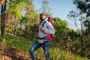 resande man avkopplande med ser på se på bergen landskap foto