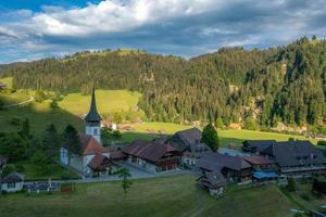 en små mysigt by i schweiz foto