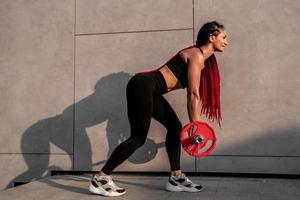 kondition, kropp byggare och kvinna med skivstång Träning, träna eller utmaning övning för muskel kraft, energi och mål. stark, kraft och sporter person med Gym motivering och kroppsbyggare utmaning foto