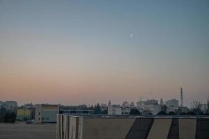 soluppgång i slovakia stad, runt om sju Klockan i de morgon- foto