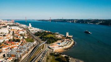 antenn panorama- se av belem torn med upptäckt monument och 25 april bro i bakgrund, Lissabon, portugal foto