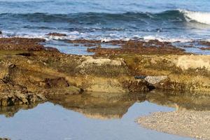 Medelhavets steniga kust i norra Israel. foto