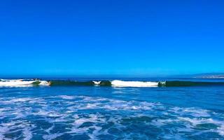 ytterst enorm stor surfare vågor på strand puerto escondido Mexiko. foto