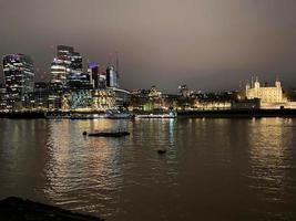 de flod thames på natt med reflexion foto