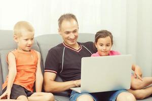 far och barn tecknad serie uppkopplad på bärbar dator, pappa utgifterna tid tillsammans med unge spelar spel med pappa njuter morgon- på Hem foto