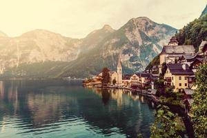 fantastisk alpina by med majestätisk sjö på molnig dag, hallstatt, salzkammergut, Österrike, Europa foto