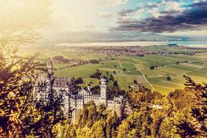 skön antenn se av neuschwanstein slott i höst säsong. palats belägen i Bayern, Tyskland. neuschwanstein slott ett av de mest populär palats och resa destination i Europa och värld. foto