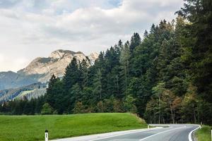 väg vändning i de berg, alps bakgrund foto