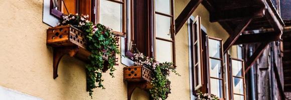 skön gata dekorerad med blommor i Italien foto