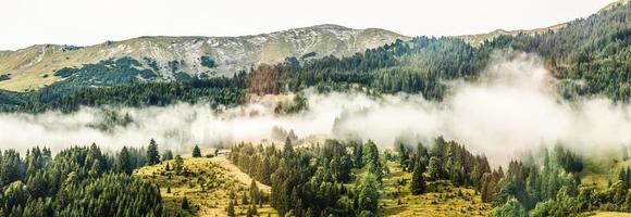 panoramautsikt över det vackra bergslandskapet i de bayerska alperna med byn berchtesgaden och watzmannsmassivet i bakgrunden vid soluppgången, nationalpark berchtesgadener land, bayern, Tyskland foto