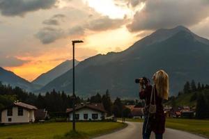 en kvinna ser på de berg. Europa, Tyskland, bavaria foto