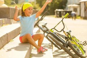 familj tävlings på cyklar. solskydds foto