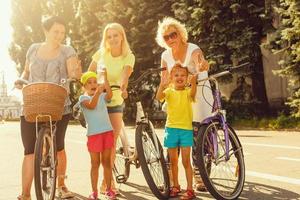 människor i de parkera på vält skridskor och cykel. stor sporter familj foto